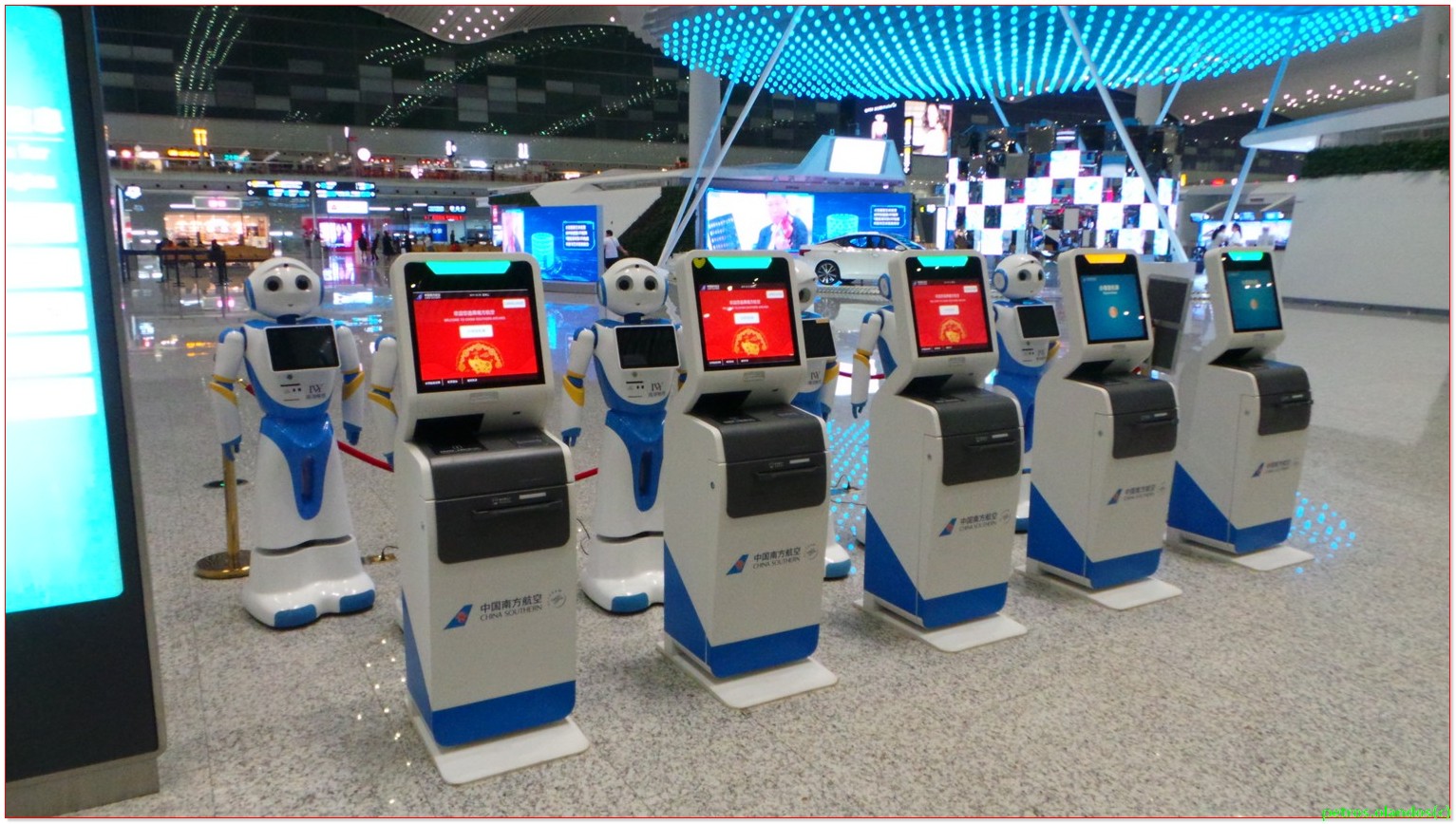 robots guang zhou airport 2019